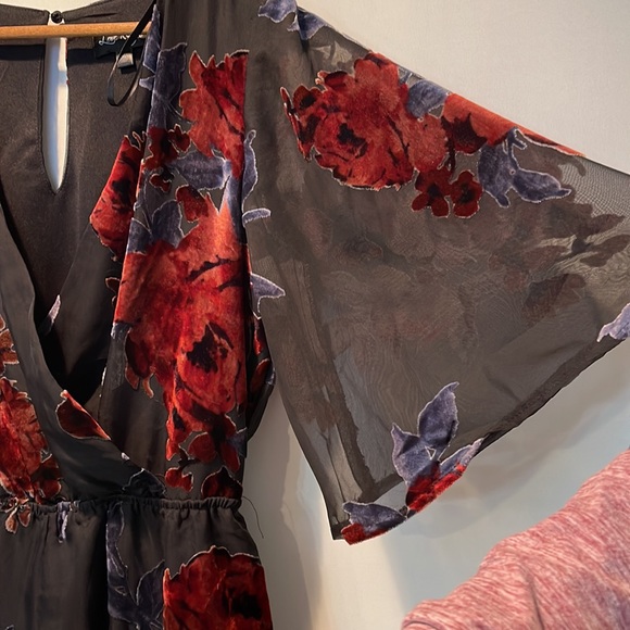 Love Reign Dressy floral shorts romper. - Picture 4 of 7